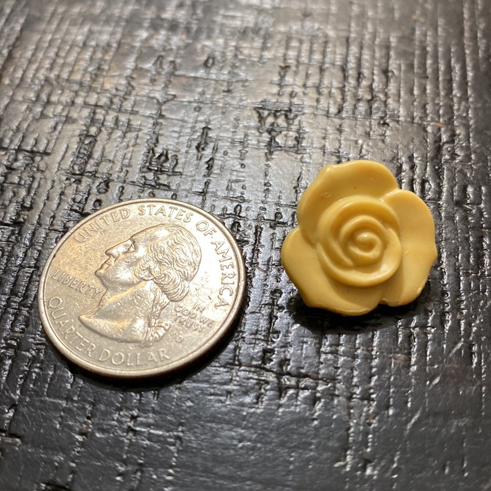 Vintage 1970’s-1980’s Yellowed Rose Cabochon Buttons - 16 Floral Embellishments! - Picture 3 of 3